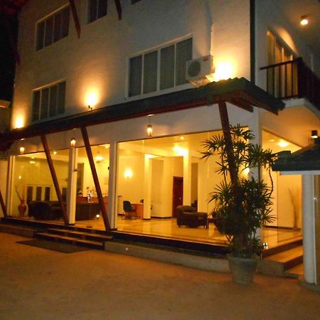 Onreech Hotel Seeduwa Exteriér fotografie