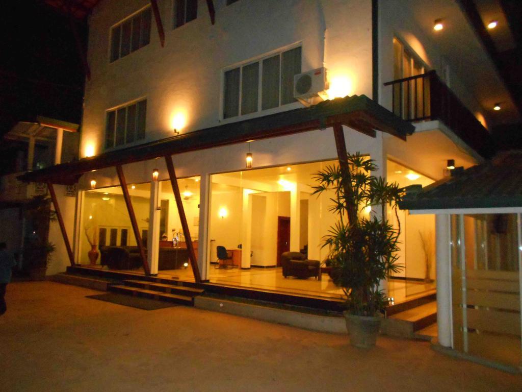 Onreech Hotel Seeduwa Exteriér fotografie